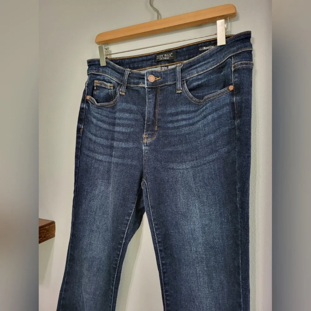 Judy Blue Size 13/31 Whiskered Dark Wash Bootcut Jeans~Frayed Hem~like New! - Picture 6 of 13